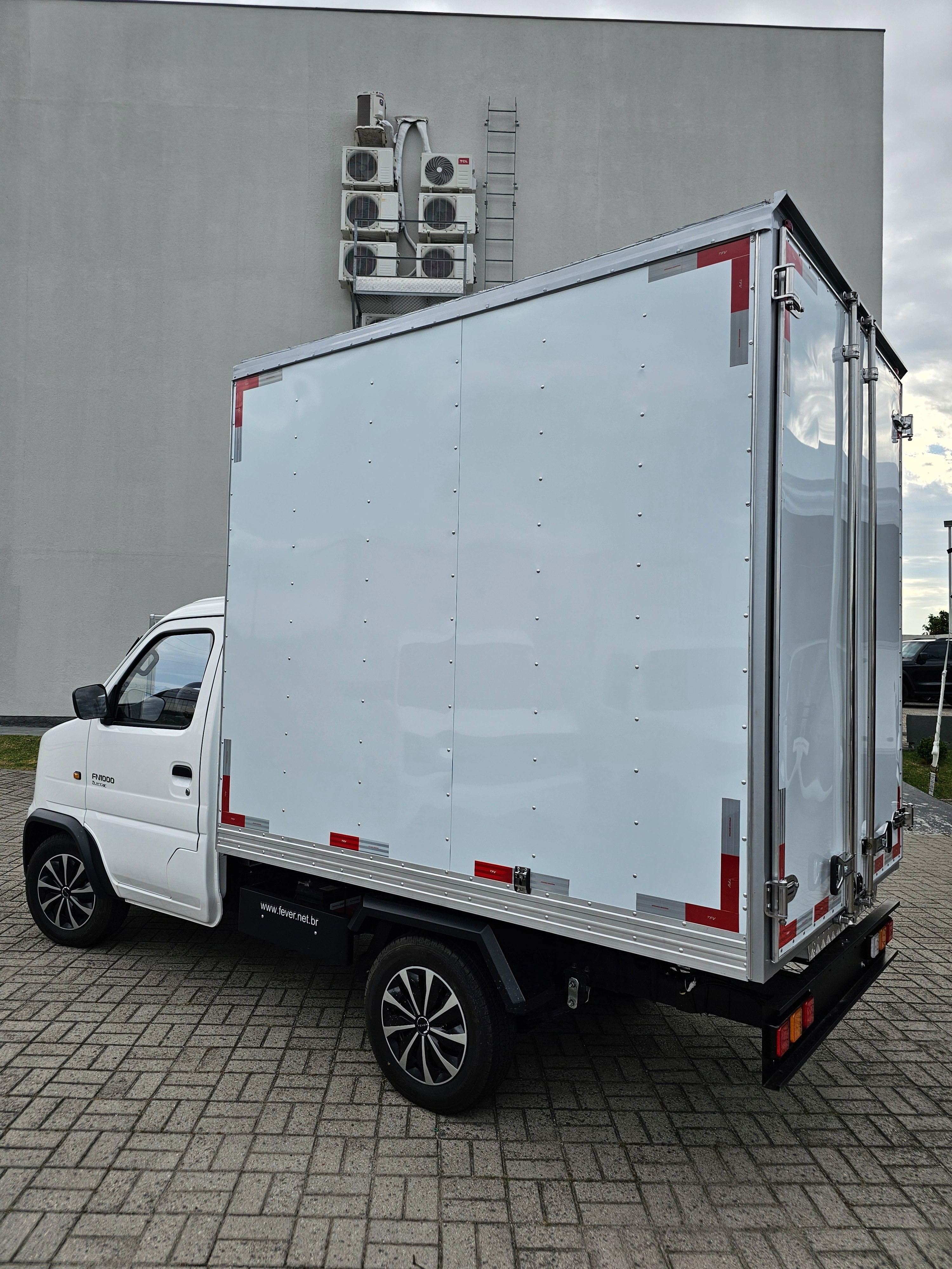 Baú de 7,3m³ Fever